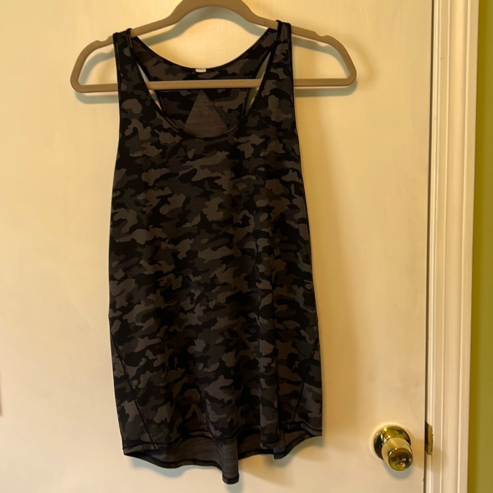Lululemon Pleated Heritage Camo tank, in jacquard black lunar, size 10 nwot
